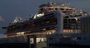 Du thuyền Diamond Princess tại cảng Yokohama hôm 19/2. Ảnh: Reuters.