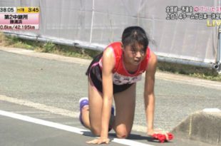 vận động viên nhật bản bò về trong cuộc thi chạy tiếp sức